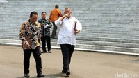 Mengenakan kemeja putih, Sofyan Basir tampak berjalan terburu-buru.