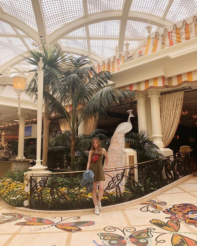 Inilah gaya Nia Ramadhani saat berpose di Encore Las Vegas Hotel di sela-sela liburan panjangnya ke Amerika Serikat. Gaya Nia ini sudah menjadi ciri khasnya. Saat berfoto, dia sering terlihat menekuk lutut dan sedikit berjinjit. Foto: Instagram