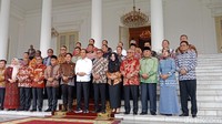 Setelah Jokowi datang, mereka kembali foto bersama, namun dengan pose formal terlebih dulu. Foto: Niken/detikcom