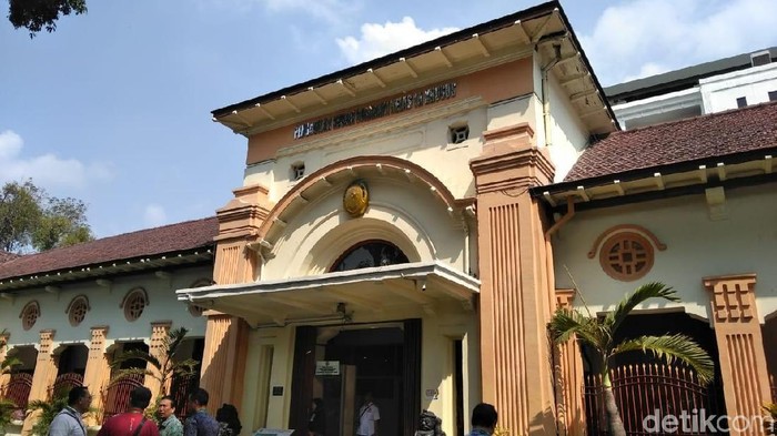 Pengadilan Negeri (PN) Surabaya Jalan Arjuno