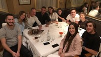 Bersama keluarga besar, Brooklyn makan malam bersama dengan kue cokelat manis sebagai hidangan penutup. Foto: Instagram @brooklynbeckham