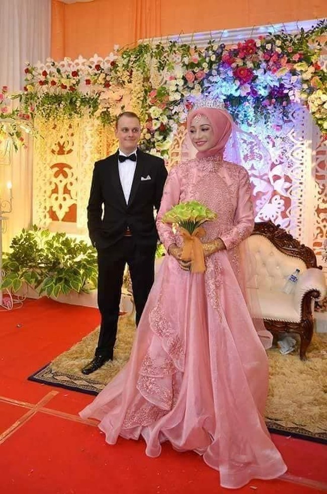 Sebelum mengikat janji suci, rupanya Syahira dan Jarrand merupakan teman satu sekolah. Hal tersebut diungkapkan oleh Syarifuddin yang mengungkapkan bahwa putrinya sudah berkawan dengan Jarrand sejak duduk di bangku SMA. Foto: Instagram