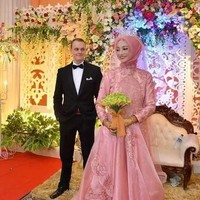 Sebelum mengikat janji suci, rupanya Syahira dan Jarrand merupakan teman satu sekolah. Hal tersebut diungkapkan oleh Syarifuddin yang mengungkapkan bahwa putrinya sudah berkawan dengan Jarrand sejak duduk di bangku SMA. Foto: Instagram