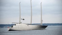 Superyacht bernama Yacht A ini diperkirakan menelan biaya USD 450 juta. Dimiliki oleh pengusaha industri Rusia, Andrey Melnichenko. Dibangun di Kiel, Jerman dan dirancang oleh Philippe Starck, tiangnya setinggi 100 meter dan panjang kapalnya 143 meter (CNN Sport)