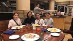 Manisnya Sandrinna Michelle Saat Belajar Bikin Pizza dan Makan Bareng Keluarga