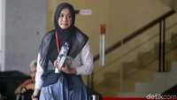 Istri Gubernur Aceh Darwati A Gani penuhi panggilan KPK sebagai saksi kasus suap yang melibatkan sang suami Gubernur Aceh nonaktif Irwandi Yusuf.