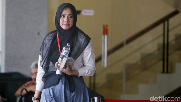 Penyelidikan kasus suap Irwandi Yusuf terus dilakukan oleh KPK. Kali ini istri Gubernur Aceh yang diperiksa sebagai saksi kasus suap itu.