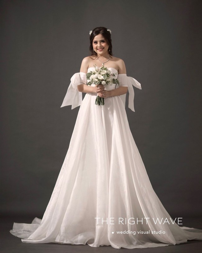 Here comes the bride! Dibungkus gaun putih yang beraksen pita di lengan, Tasya menebar pesonanya bak  pengantin. Cantik banget yah? (Foto: Instagram/@_riop_)