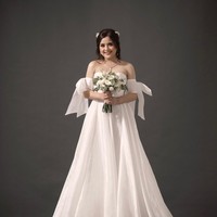 Here comes the bride! Dibungkus gaun putih yang beraksen pita di lengan, Tasya menebar pesonanya bak  pengantin. Cantik banget yah? (Foto: Instagram/@_riop_)