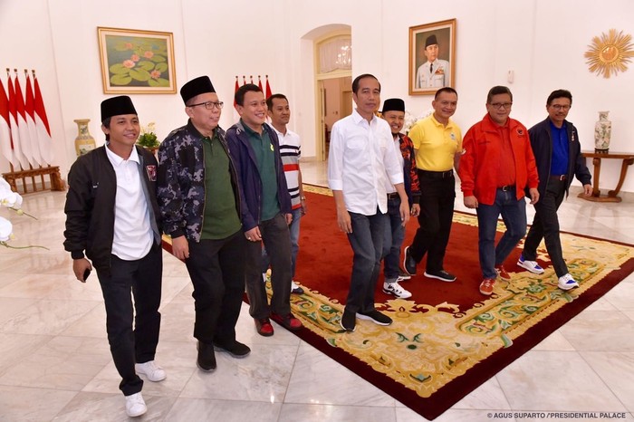 Jokowi Pakai Sneakers Made in Bandung NAH Project. Foto: Fotografer Istana Kepresidenan Agus Suparto Jokowi Pakai Sneakers Made in Bandung NAH Project. Foto: Fotografer Istana Kepresidenan Agus Suparto