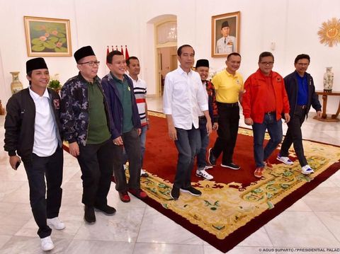 Jokowi bergaya kasual bersama para sekjen 9 parpol.