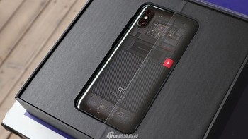 Mi 8 EE mengusung bodi belakang transparan. Foto: Sina Mobile