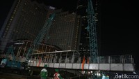 Pembongkaran akan dilakukan hingga 2 Agustus 2018. Selanjutnya, dari pukul 01.00 hingga 06.00 WIB, dilakukan perobohan untuk sisi lain.