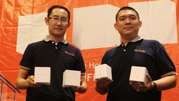 Genera Manager PT Tenda Technology Indonesia Alex Yang (kiri) dan Sales Director Alee berbincang tentang kecanggihan perangkat Nova MW6 dan MW3 saat peluncuran perangkat tersebut di Jakarta, Senin (30/7/2018).