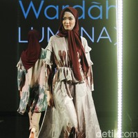 Brand busana KAMI menampilkan koleksinya dengan tema SABAKU di Atrium Gandaria City. Jakarta. Minggu [29/07/2018]. Foto: Mohammad Abduh/Wolipop