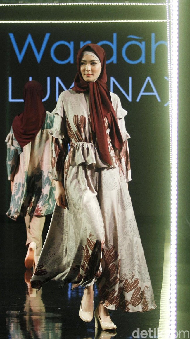 Brand busana KAMI menampilkan koleksinya dengan tema SABAKU di Atrium Gandaria City. Jakarta. Minggu [29/07/2018]. Foto: Mohammad Abduh/Wolipop