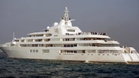 Giant yacht Dubai dimiliki oleh Sheikh Mohammed bin Rashid Al Maktoum. Awalnya dibangun untuk Pangeran Jefri Bolkiah dari Brunei, kapal ini memiliki tujuh dek dan kabin bisa mengakomodir penumpang sebanyak 115 orang termasuk awak kapal (CNN Sport)