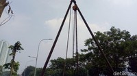 Jalur sepeda di Gate GBK belum sepenuhnya bersih, karena masih ada tiang-tiang lain yang belum dicabut (Foto: Peti/detikcom)