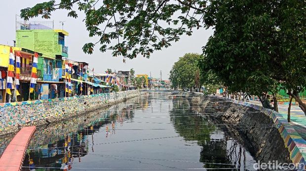  Pemasangan waring di Kali Item ditambah 100 meter di Sunter Jaya, Selasa (31/7/2018)