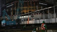 Selama proses pembongkaran, petugas memberlakukan penutupan jalan di sekitar lokasi.