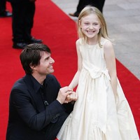 Semasa kecilnya, Dakota Fanning cukup beruntung untuk adu akting bersama Tom Cruise. Penampilan keduanya dapat disaksikan di film fiksi arahan Steven Spielberg, War of the Worlds (2005).  (Foto: Getty Images)