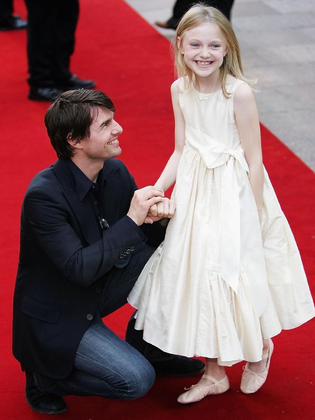 Semasa kecilnya, Dakota Fanning cukup beruntung untuk adu akting bersama Tom Cruise. Penampilan keduanya dapat disaksikan di film fiksi arahan Steven Spielberg, War of the Worlds (2005).  (Foto: Getty Images)