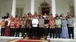 Gaya Jokowi saat Foto Bareng Bupati Seluruh Indonesia