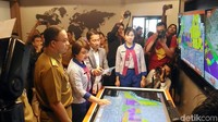 Gubernur DKI Jakarta itu sempat melihat-lihat area mall pelayanan publik yang berada di lantai dasar.