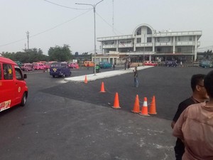 Kesibukan di Area Stasiun Depok Baru Pascapemindahan Terminal Depok