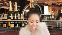 Hayo tebak, di dalam cangkir ini berisi teh atau kopi? Foto: Instagram @keshiachante