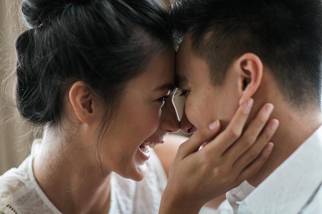 Sebuah tatapan yang penuh cinta dan kehangatan. Romantis banget! (Foto: Instagram/alexzulfikarlalisang)