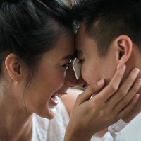 Sebuah tatapan yang penuh cinta dan kehangatan. Romantis banget! (Foto: Instagram/alexzulfikarlalisang)