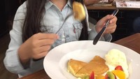 Sabrina juga menjadi pemain film horor Sabrina yang baru-baru ini diluncurkan. Begini nih akisnya saat hendak melahap pancake. Foto: Instagram sandrinna_skornicki_11