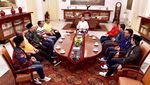 Gaya Kompak Koalisi Jokowi: Sneakers, Kaus Putih, hingga Peci