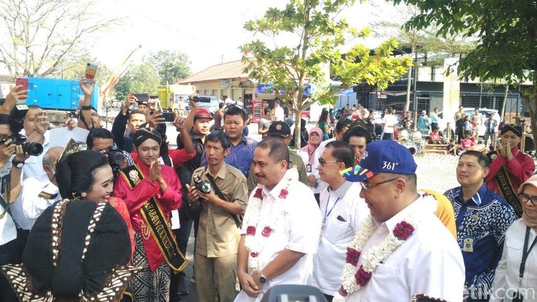 Menpar dan Mendes (bertopi) di dialog nasional Indonesia Maju, Gunungkidul (Usman/detikTravel) Menpar dan Mendes (bertopi) di dialog nasional Indonesia Maju, Gunungkidul (Usman/detikTravel)