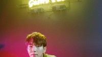 Santai sendiri ditemani segelas bir dingin jadi pilihan Lee Joon Gi menghabiskan malam. Wah ada yang mau nemenin nggak nih? Foto: instagram @actor_jg