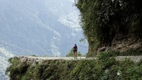 Seorang pelari di lomba Bolivia Sky Race di Death Road atau Jalan Kematian. Rutenya dari Yolosa ke Chuspipata dekat ibu kota La Paz, Bolivia pada 29 Juli 2018 lalu (David Mercado/REUTERS)