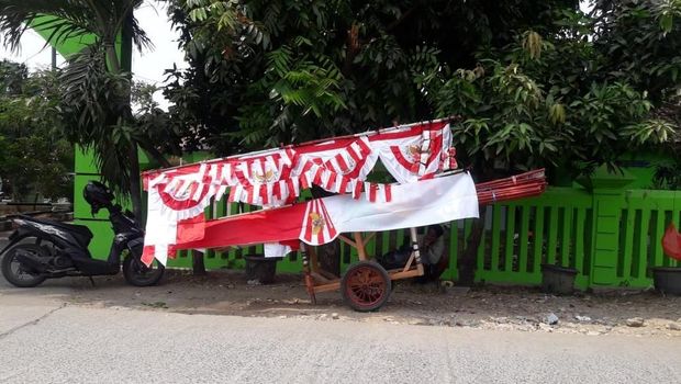 Selain bendera, ada juga yang menjual umbul-umbul
