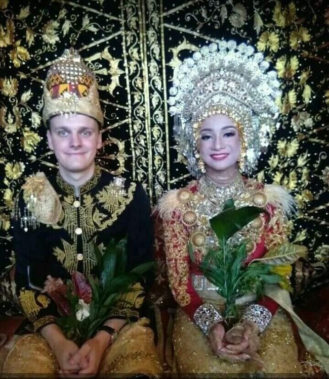 Meskipun awalnya sang ayah tak setuju karena perbedaan keyakinan, namun kegigihan Jarrand membuat Syahira dan ayahnya luluh. Sebenarnya si kakak (Syahira) nggak mau karena beda agama. Cuma karena si laki (Jarrand) ini menunjukkan minatnya dan masuk Islam, saya pun tertarik, ungkap Syarifuddin saat dihubungi Wolipop, Selasa (31/7/2018). Foto: Instagram