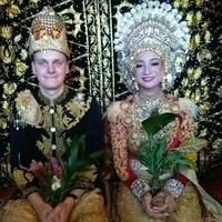 Meskipun awalnya sang ayah tak setuju karena perbedaan keyakinan, namun kegigihan Jarrand membuat Syahira dan ayahnya luluh. Sebenarnya si kakak (Syahira) nggak mau karena beda agama. Cuma karena si laki (Jarrand) ini menunjukkan minatnya dan masuk Islam, saya pun tertarik, ungkap Syarifuddin saat dihubungi Wolipop, Selasa (31/7/2018). Foto: Instagram