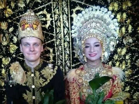 Kisah cinta mereka ini pun membuat banyak netizen kagum dan baper karena melihat kegigihan Jarrand yang rela berpindah keyakinan demi mendapatkan Syahira.