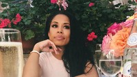 Sedang menunggu siapa ya? Dimejanya Keisha pun sudah tampak buku menu dan wine untuk dinikmati sebelum memulai makanan utama. Foto: Instagram @keshiachante