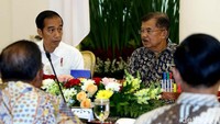 Presiden Joko Widodo (Jokowi) didampingi Wakil Presiden Jusuf Kalla (JK), memimpin rapat terbatas dengan Menteri dan Pejabat Negara lainnya, di Istana Kepresidenan Bogor, Selasa (31/07/2018).