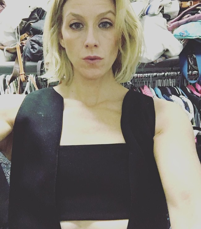 Kebiasaan tersebut pun menimbulkan masalah baginya. Selain keuangan, keborosan itu juga mengganggu kehidupan karier dan personalnya. Foto: Instagram @carlasosenko