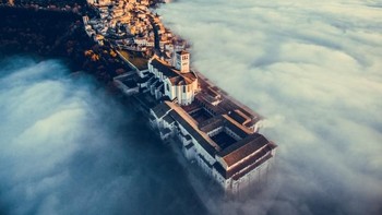 Pemenang pertama kategori Urban Assisi Over the Clouds  karya fotografer Francesco Cattuto. (Foto: 2018 Drone Awards)