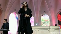 Tidak hanya itu ia pun sudah menyiapkan lagu untuk menyanyi di Asian Games tersebut. Foto: Pool/Ismail/detikHOT