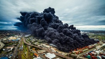 Pemenang kedua kategori Urban Warehouse Fire karya fotografer Byron du Bois. (Foto: 2018 Drone Awards)