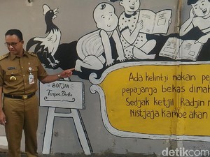 Anies Berkeliling Kampung Tematik, Ajak Warga Selfie