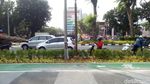 Before-After Tiang Halang Rintang di Jalur Sepeda GBK Dicabut