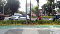 Kini tiang penghalang di jalur sepeda itu telah dicabut. Terlihat bekas cabutan tiang itu sudah ditambal tapi tidak dicat. (Peti/detikcom)